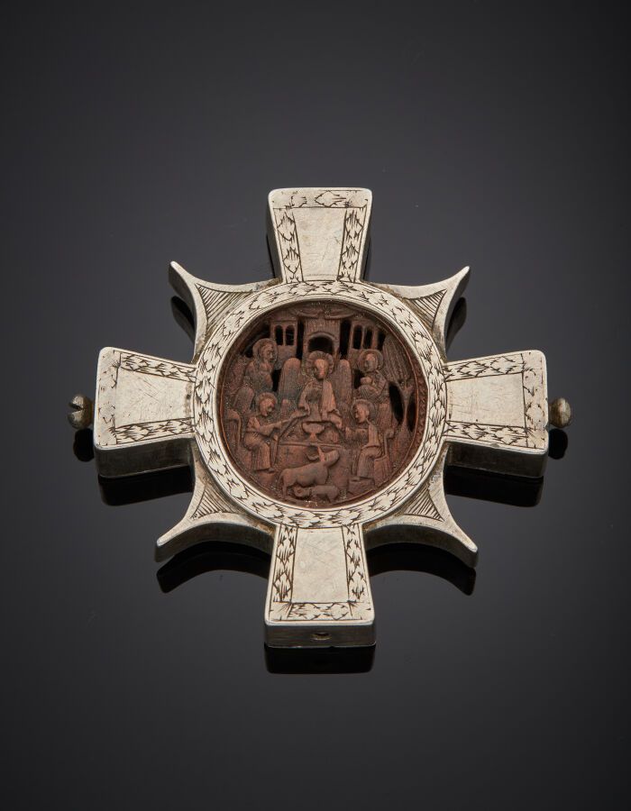 Null 一个银质的（至少800‰）圣物十字架，上面有楣饰、扭索和镂空，两边有木雕装饰。缺少两个螺丝，意外。

长度：5,6厘米。毛重：38.9克
