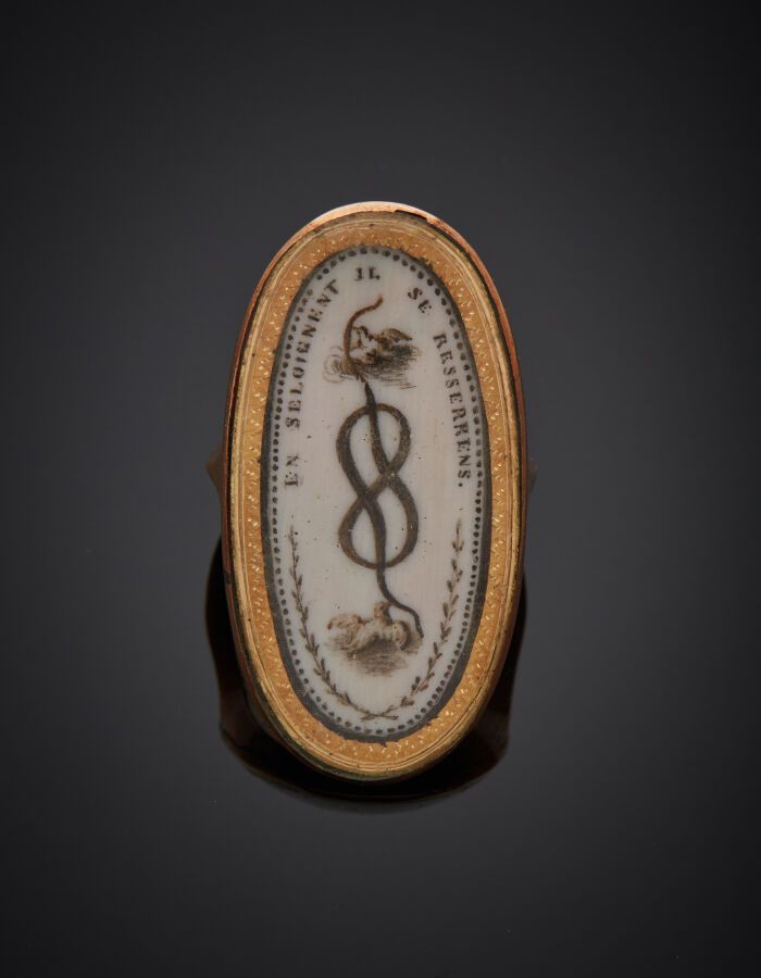 Null Ovaler "Souvenir"-RING aus 9 Karat Rotgold (375‰), unter emailliertem Glas &hellip;