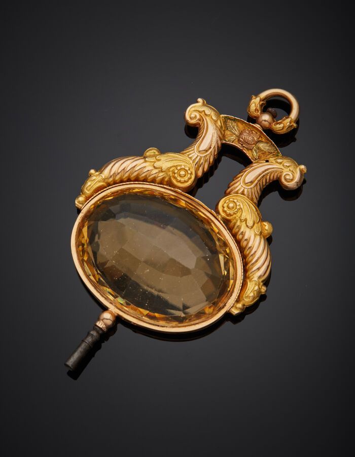 Null 
一把18克拉黄金和玫瑰金(585‰)的手表钥匙，雕刻并刻有卷轴，拿着一个旋转的钥匙，上面装饰着一个大的椭圆形的黄色石头（玻璃）。 




尺寸：8&hellip;
