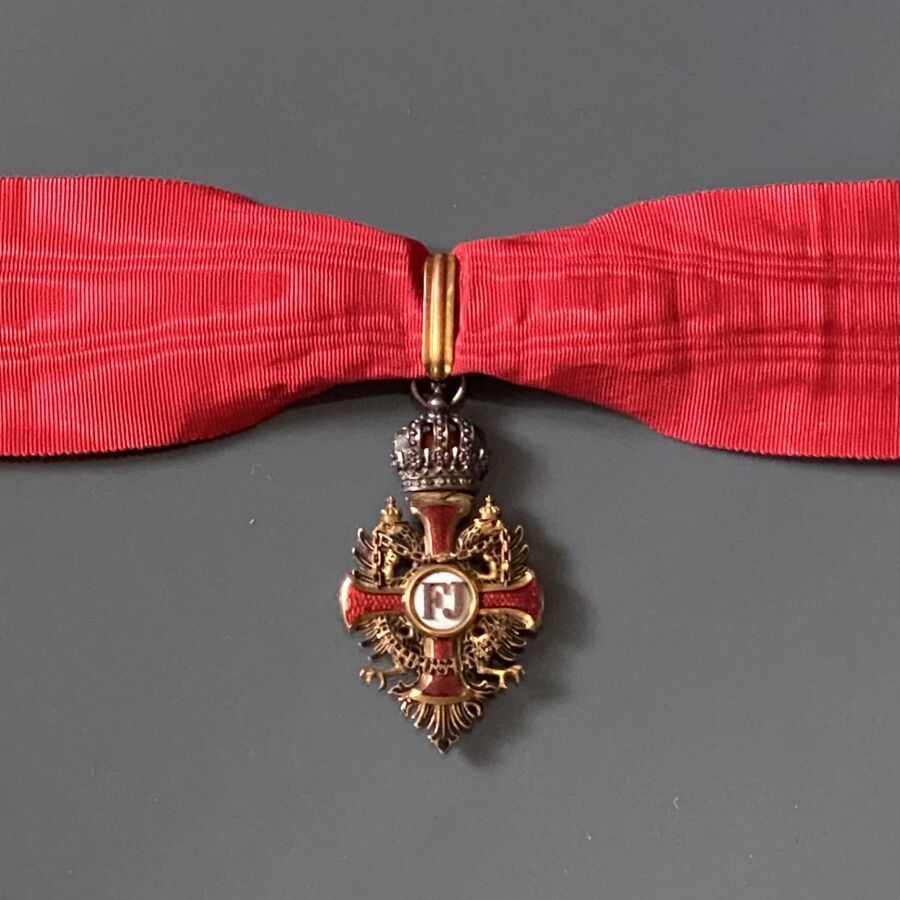 Null 奥地利 - 弗朗茨-约瑟夫勋章，黄金和珐琅指挥官珠宝，标题标有麂皮，金匠和维也纳市，原箱标有F.J.O.，签署了迈尔斯，日期为1897。

71 x &hellip;