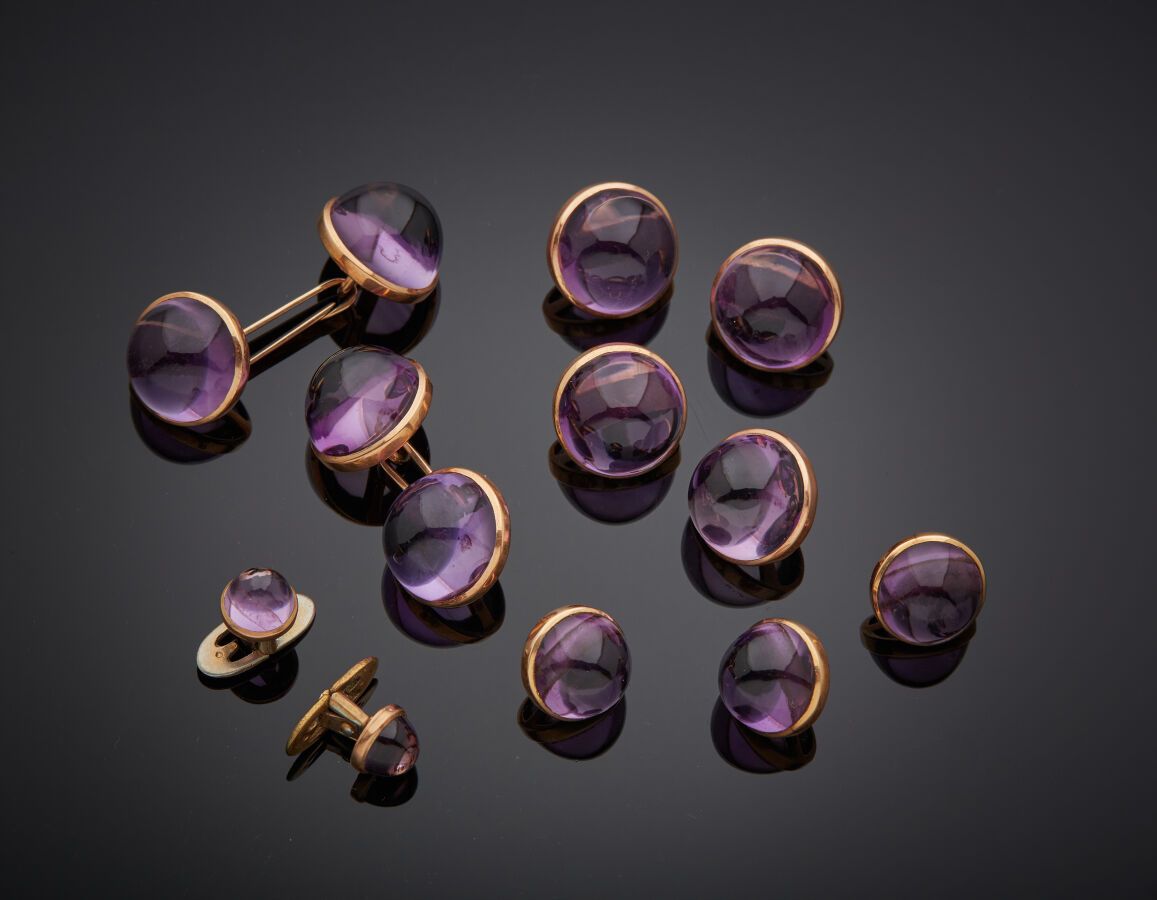 Null 烟具套装包括一对袖扣，七颗胸针和两颗领扣，14克拉玫瑰金圆形（585‰），镶嵌有不同大小的凸圆形紫水晶。在他们的紫色天鹅绒箱子里。

总毛重：24.3&hellip;