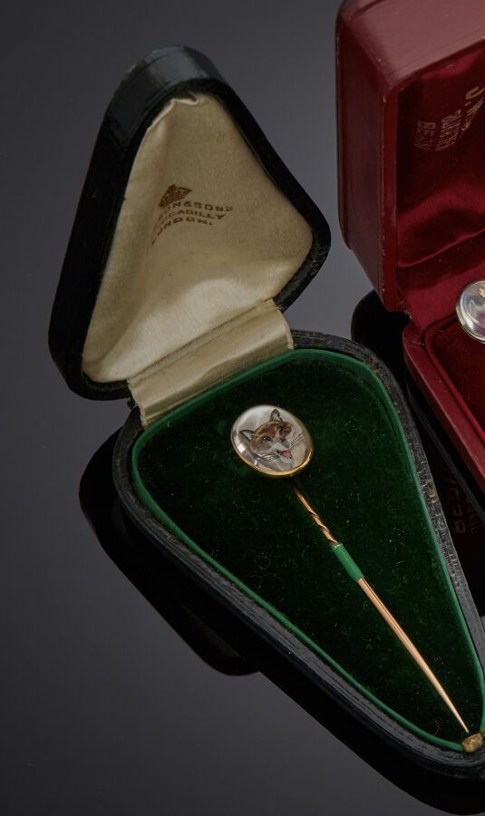 Null 
一枚黄金（750‰）"狐狸 "胸针，上面有一个椭圆形的埃塞克斯水晶画，描绘着一个狐狸头。9克拉玫瑰金（375‰）针。




在它的箱子里，来自伦敦&hellip;