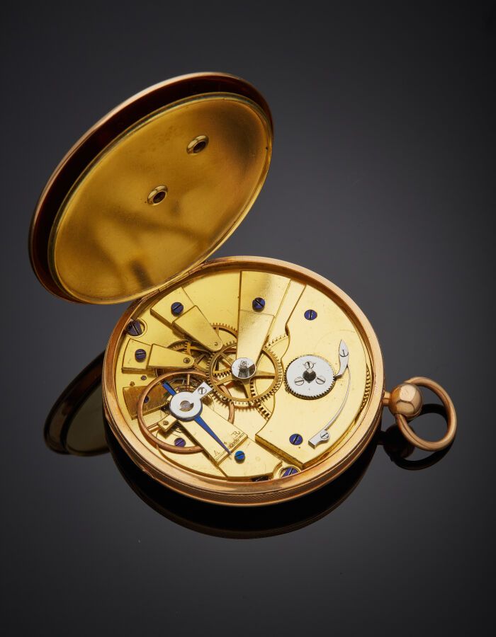 Null 重要的玫瑰金(750‰)袖珍手表，完全由引擎转动的放射状图案。银色表盘（轻微磨损）压印，罗马数字，铁轨。

金属内壳。

法国作品，19世纪1822-&hellip;