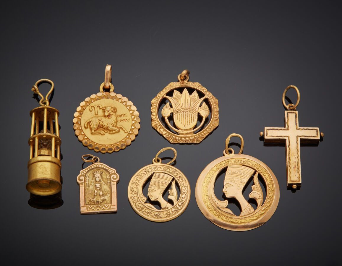 Null Five PENDANTS in yellow gold (750‰) including a CROSS. Total weight: 12 g.
&hellip;