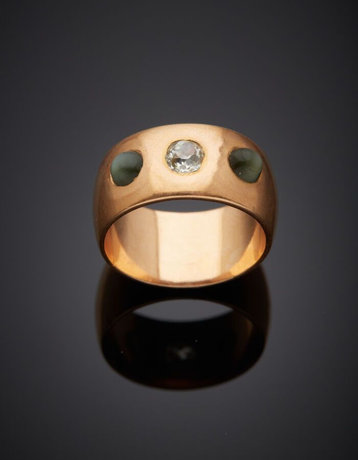 Null 大型玫瑰金(750‰)ALLIANCE，镶有一颗老式切割钻石，肩部有两颗凸圆形的猫眼金绿宝石(碎片)。约1900年。

指头：49.毛重：8.5克。