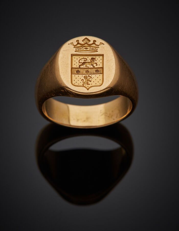 Null Anello "signet ring" da donna in oro giallo (750‰) con inciso uno stemma. 
&hellip;