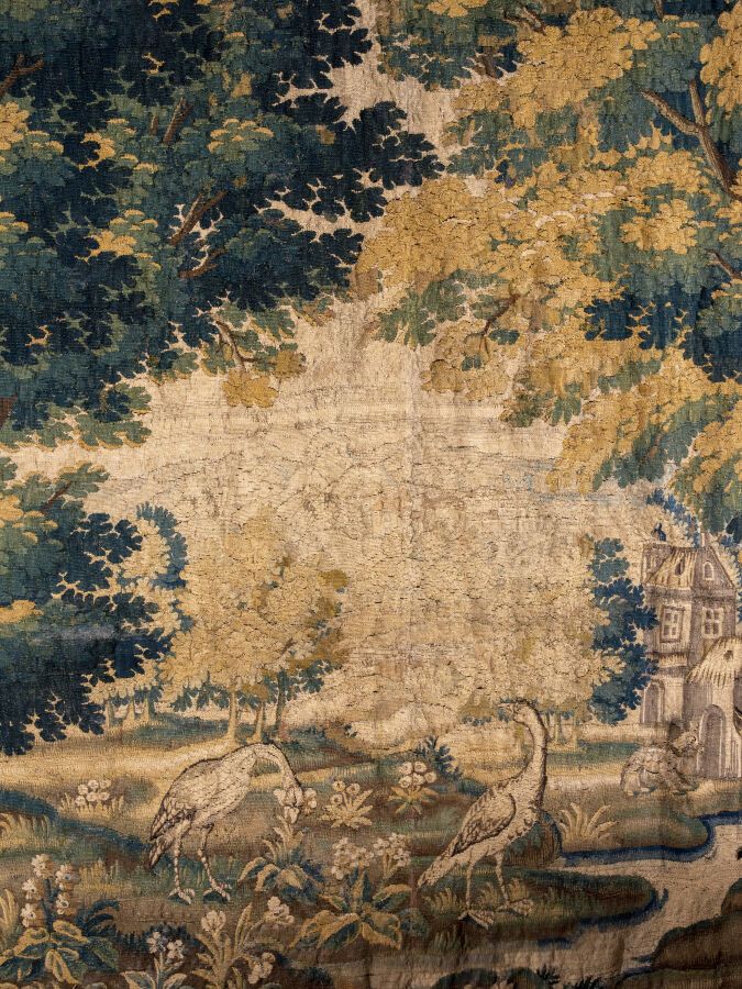 Null 奥布松制造厂：被称为 "verdure "的挂毯，上面有一个风景视角的磨坊。边框有卷轴和花环的花和叶子。18世纪（维修修复）。 高：2,62米，宽：2&hellip;