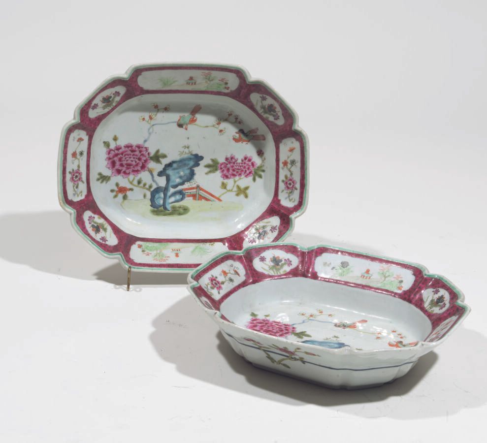 Null 中国 - 印度公司 - 两只碗，边缘有轮廓，多色装饰的法米勒玫瑰花鸟和盛开的岩石。建隆晚期。

18世纪 27 x 23厘米