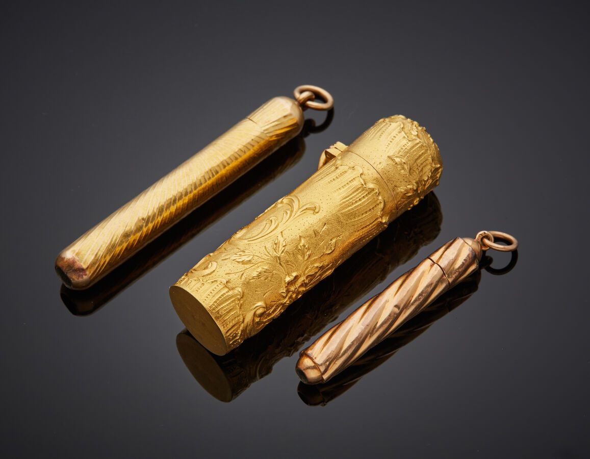 Null 黄金和玫瑰金(750‰)精雕细琢、扭曲和扭索的套装，包括：一个盐罐支架和两个采矿支架。

大约1900年。

长度：5；5,5和4厘米。总毛重 : 3&hellip;