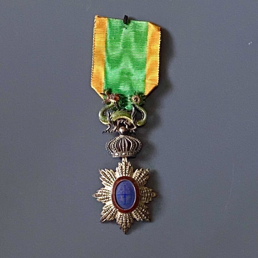 ANNAM - 龙骑士勋章，成立于1884年，骑士之星，银、镀金和珐琅略微缩小，野猪头标志，绿色殖民带，黄色边框。 
81 X 37 mm SUP