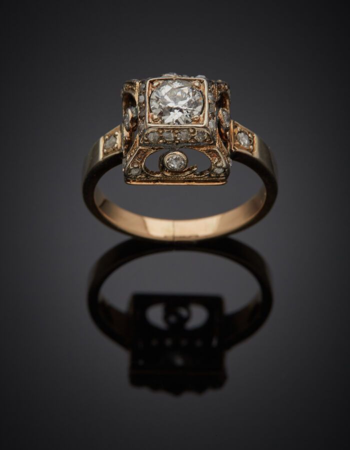 Null 
Pyramidenförmiger" Ring aus Silber (800‰), durchbrochen, mit Diamanten im &hellip;