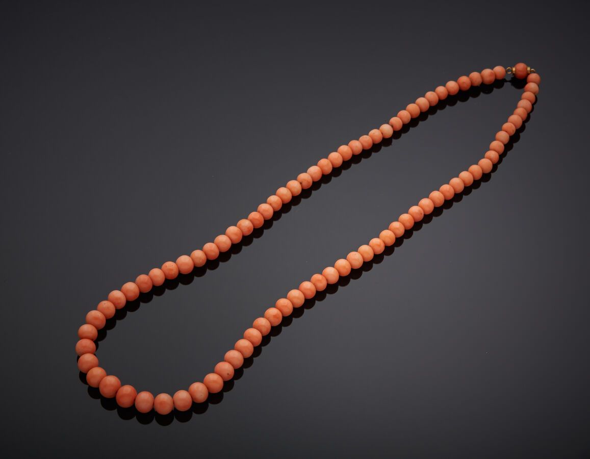 Null 由一排落下的珊瑚珍珠组成的颈链。黄金珍珠扣（750‰）。

有轻微的缺口。

珊瑚珠的直径：5.3至7.9毫米左右。

长度：46.5厘米。毛重：26&hellip;
