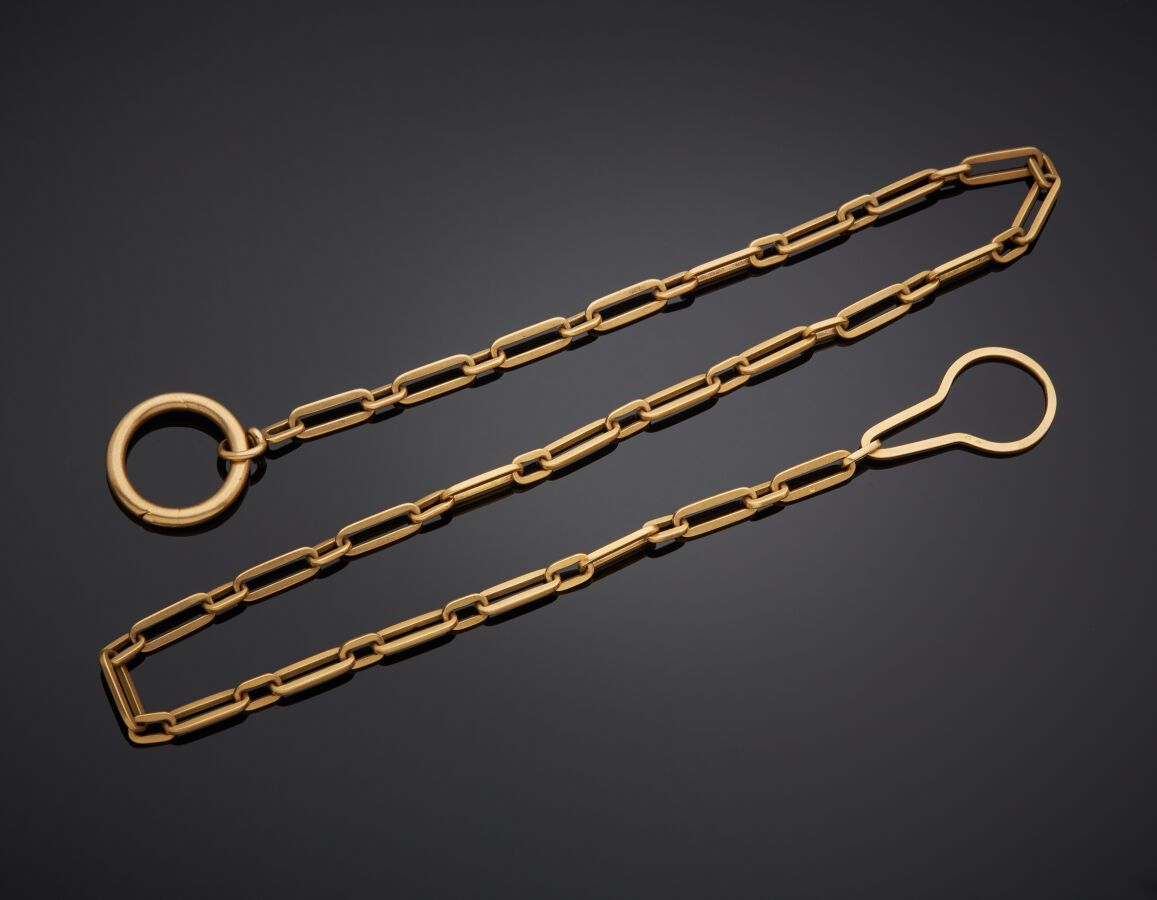 Null 黄金（750‰）钱包链，有交替的长方形链节。

法国作品，约1900年。

长度：59.5厘米。重量：55.8克。