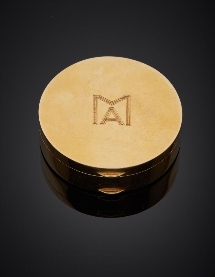 Null 一个抛光的黄金（750‰）圆形柱形盒，中间有一个 "MA "的字母，在镜子上铰链式打开。

埃及作品，亚历山大城。

直径：4.1厘米。毛重：38.1&hellip;