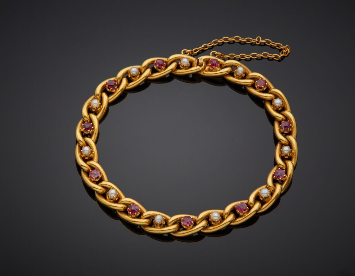 Null Bracciale con catena a cordoncino in oro giallo (750‰) con undici rubini al&hellip;