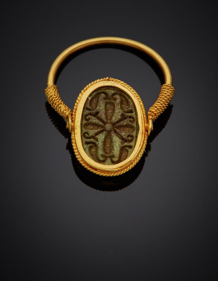 Null Drehbarer "Hieroglyphen"-Ring aus gedrehtem Gelbgold (750‰), der auf jeder &hellip;