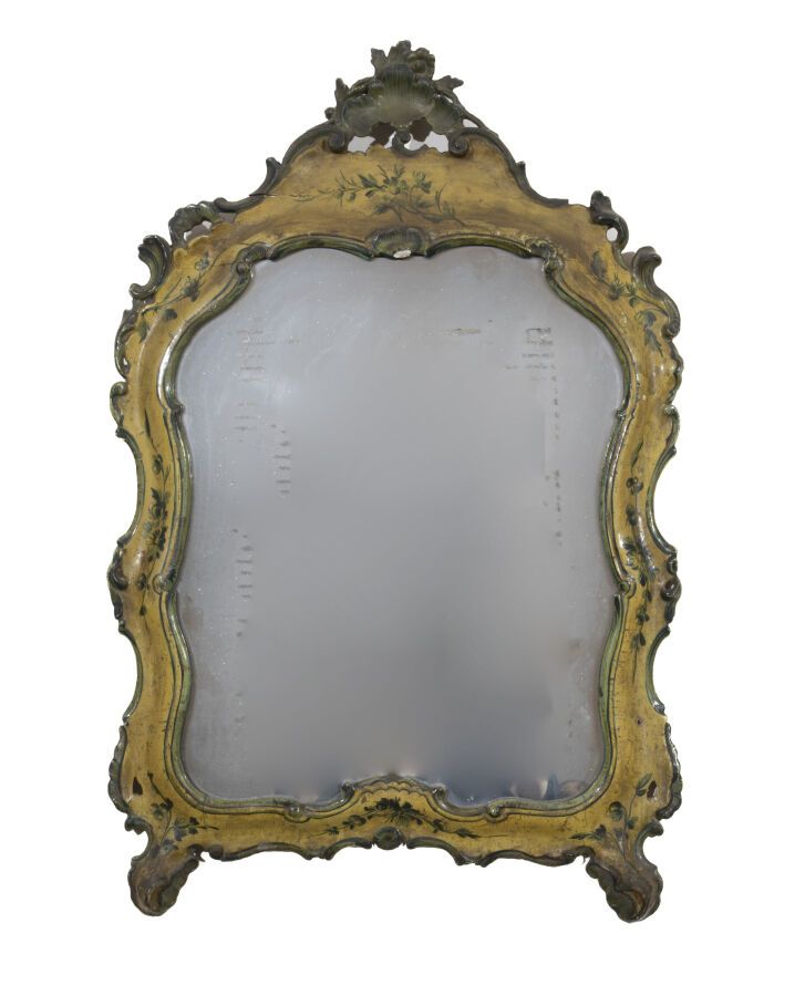 Null 镜子装在一个模制的、雕刻的、绿色或奶油色漆面的木框里，有十字架和卷轴的罗盖尔装饰，以及光枝的绘画图案。 18世纪的意大利作品（一个缺口）。 高：66 &hellip;