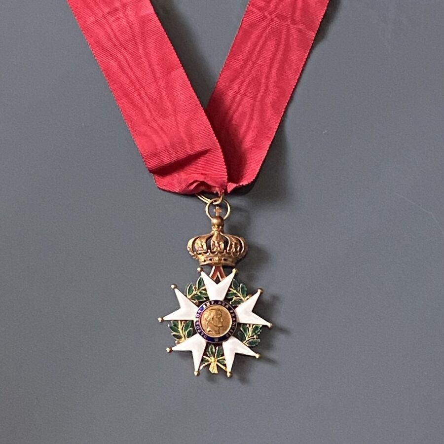 Null 法国 - 第二帝国荣誉军团勋章，黄金和珐琅指挥官珠宝，鹰头和Victor Lemoine标记，窄领带。

87 x 59 mm TTB。毛重 : 48&hellip;