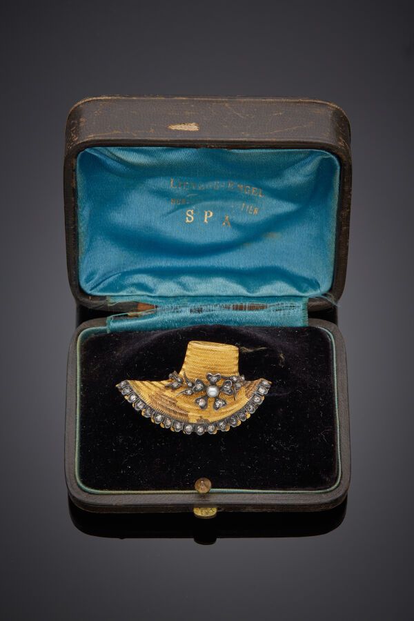 Null 一枚黄金（750‰）和银（最小800‰）篮子编织的 "草帽 "胸针，上面镶嵌着玫瑰式切割钻石，点缀着养殖珍珠的花环。

约1900年。氧化作用。在其案&hellip;