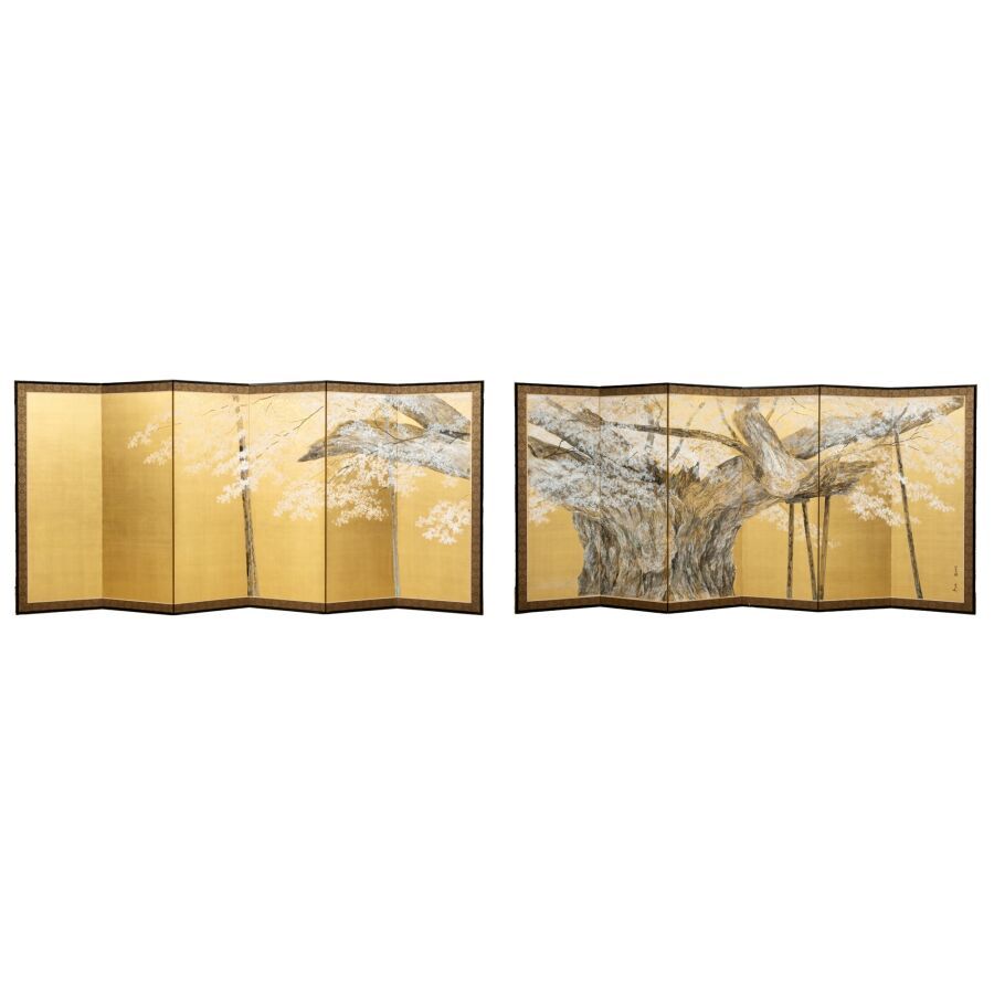 Null 一对大的六扇屏风，连续画着著名的Neodani Usuzumi樱花树在盛开，金色的丝绸背景。

右边的画板上有艺术家Itô Kakô（1939年）的标&hellip;