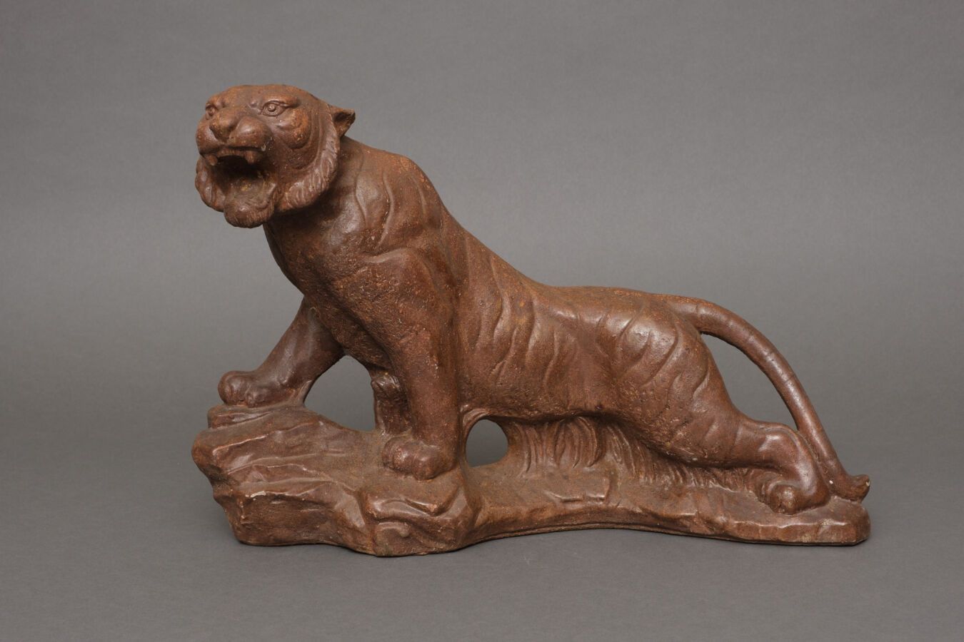 Null Lourd modèle moulé en céramique émaillée brun rougeâtre d'un tigre féroce. &hellip;