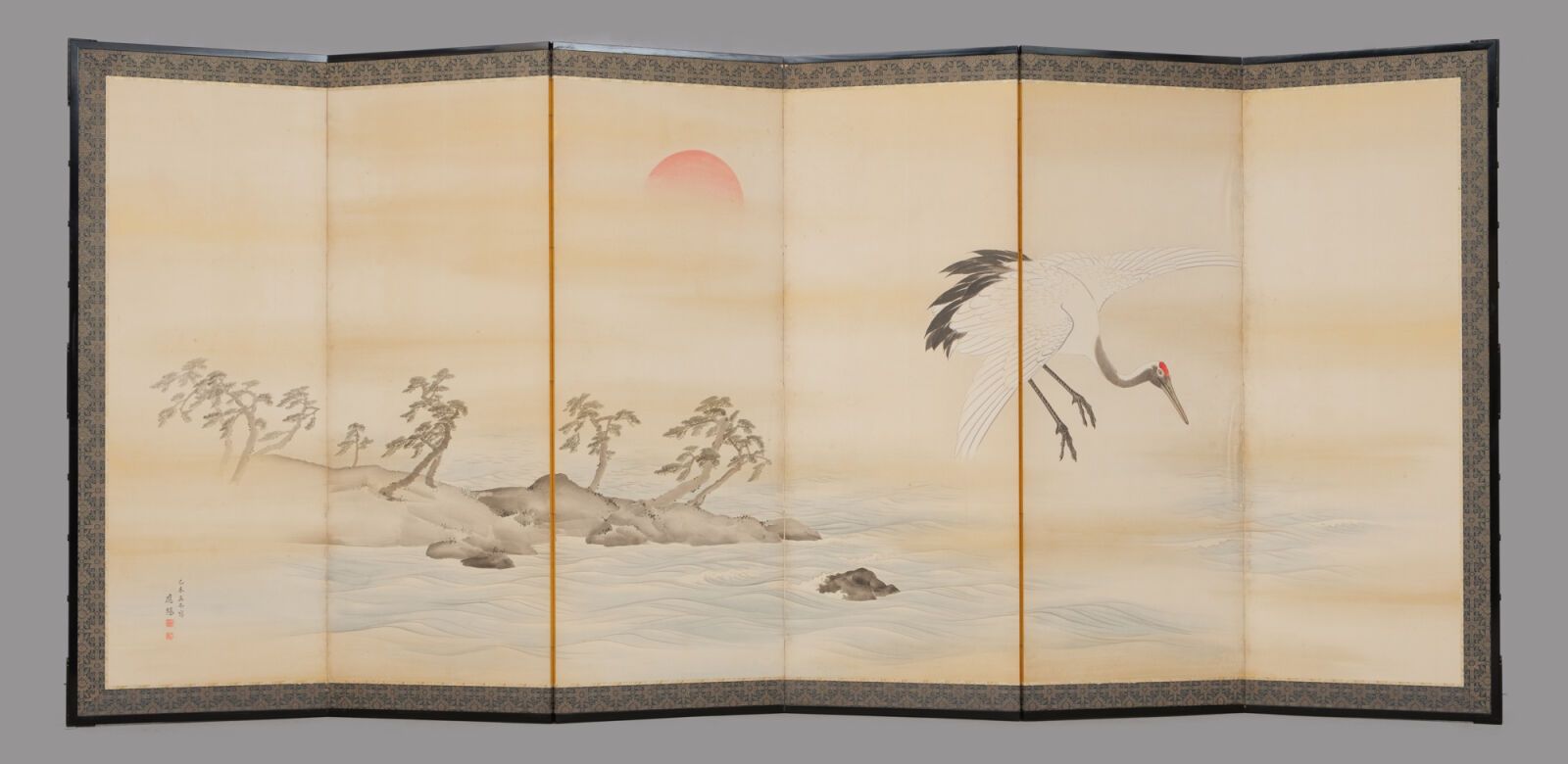 Null 屏风，有六个中等大小的面板，上面画着一只在海上飞行的大鹤（tsuru）。左边是一个狭窄的岛屿，有几棵松树。整个场景被一个橙色的夕阳照亮。

该屏风左下&hellip;