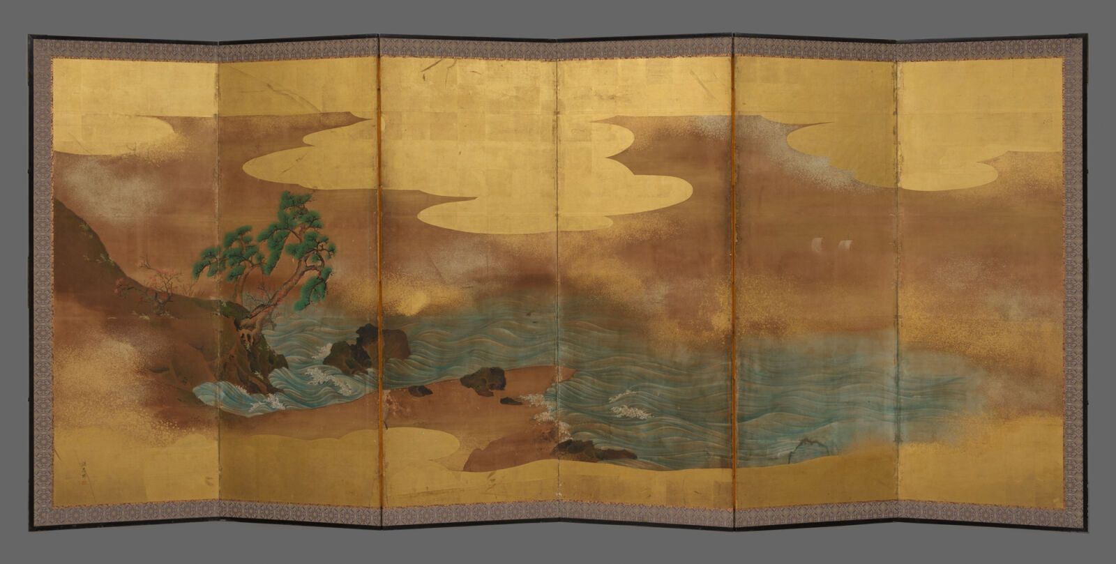Null 一幅六格的byôbu（房间隔断）屏风，上面有一幅丸山学校的崎岖海岸线画。 
该场景被金箔云所包围。


左下方有艺术家Maruyama Ôzui（17&hellip;