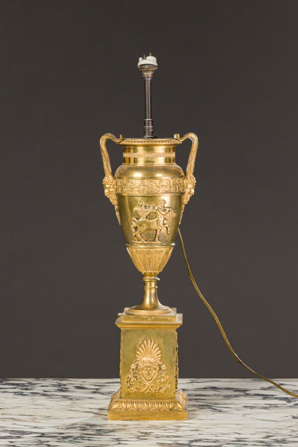 Null 装饰有古董图腾的灯罩花瓶。
 高：37 厘米