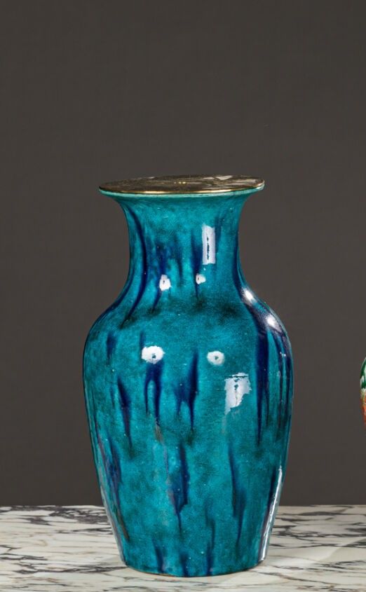 Null Jarrón balaustre de cerámica esmaltada azul y dorada montado como lámpara
A&hellip;
