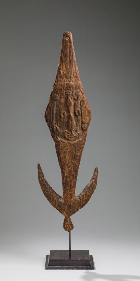 Null 悬钩饰有一个巨大的祖先面孔，中间有双读字样。
木质，经风化处理。
尺寸：61.5 x 21 厘米。
巴布亚新几内亚。瓦什库克山脉。
美国迈克尔-昆茨（&hellip;