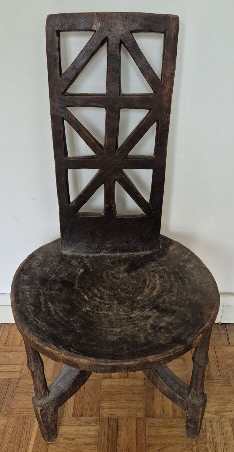 Null Stuhl mit durchbrochener Rückenlehne.
Holz mit brauner Patina. 
Höhe: 88 cm&hellip;