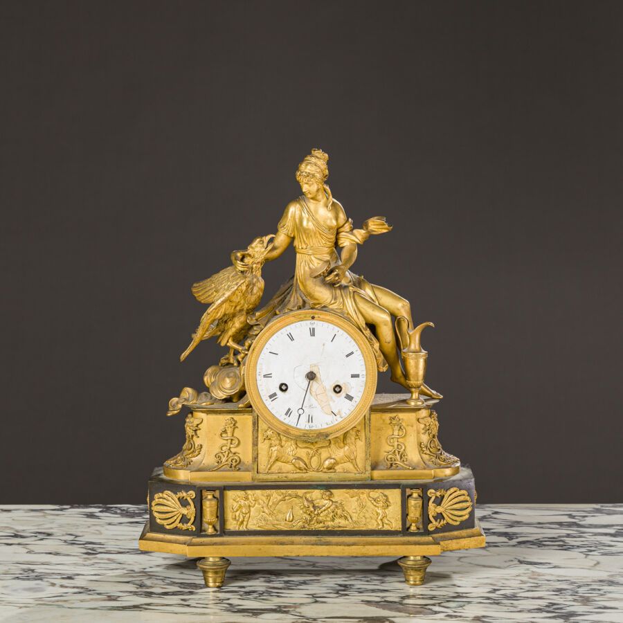 Null Reloj de bronce dorado con una figura mitológica de Hebe ? Esfera esmaltada&hellip;