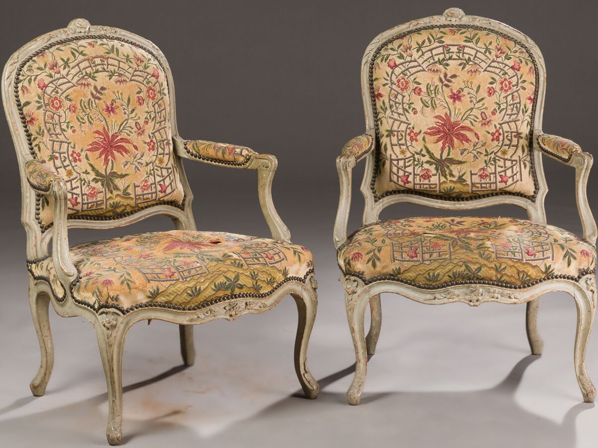 Null Paar Sessel mit Rückenlehne à la Reine aus geschnitztem, profiliertem Holz,&hellip;
