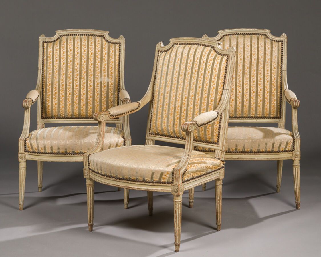Null 四把模制木扶手椅套件，乳白色漆面，椅背为 "宪兵帽"。
扶手椅椅腿呈凹槽形，饰有圆点花饰。
路易十六时期
96 x 46 x 62 厘米