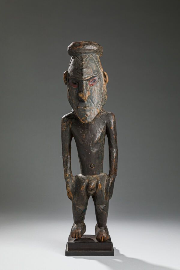Null Figure d'ancêtre représentant un homme debout, les bras pendent le long du &hellip;