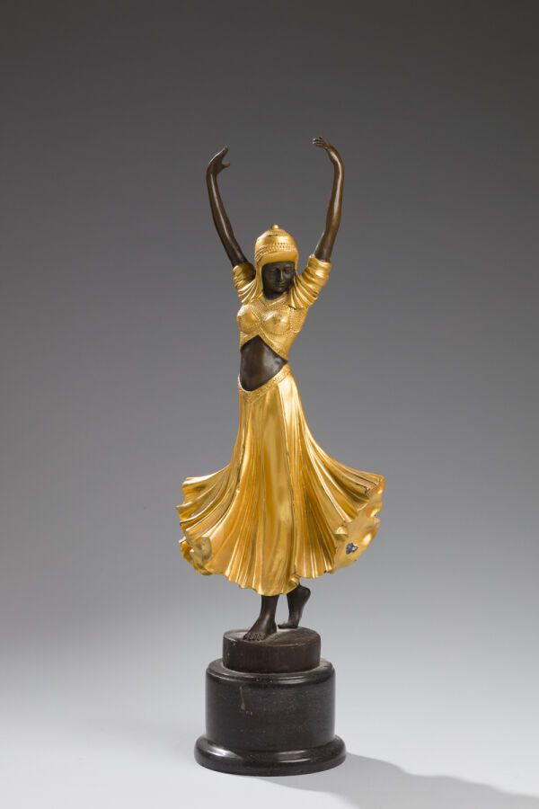 Null BERNARD
 Danseuse Orientale
 Bronze à patine noire et dorée sur un socle en&hellip;