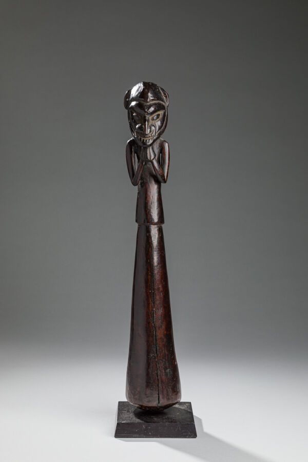 Null 这是一个雕刻着人物半身像的古董杵。雕刻的背部显示出脊柱。 
木质，黑色光泽。
高：46 厘米，直径 8.3 厘米
巴布亚新几内亚。凯里鲁岛。东塞皮克省&hellip;