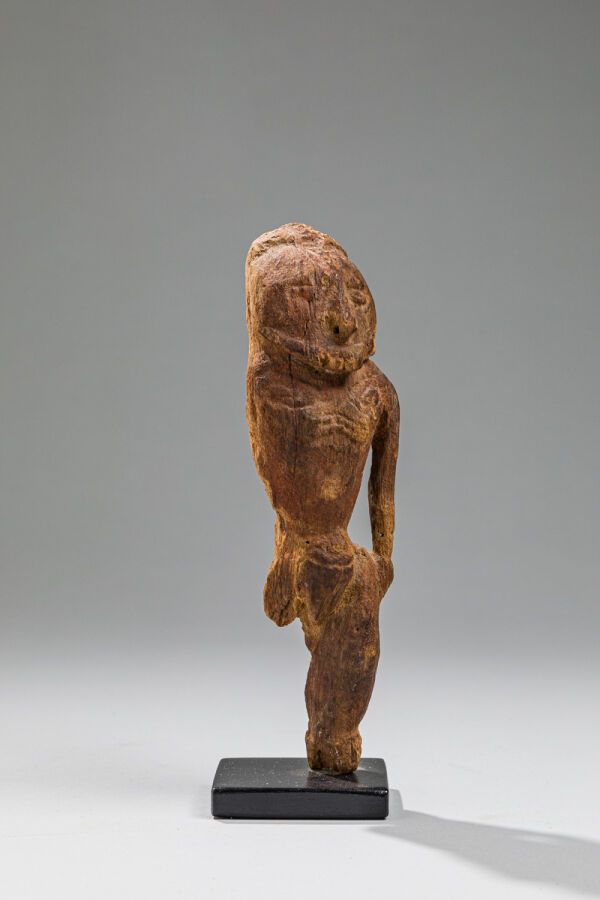 Null 古代女性祖先的肖像，双臂置于身体两侧。胸前饰有刻花图案。
木质，有风化的铜锈。手臂和右腿缺失。 
高度：20 厘米
产地：巴布亚新几内亚。 
出 SV&hellip;