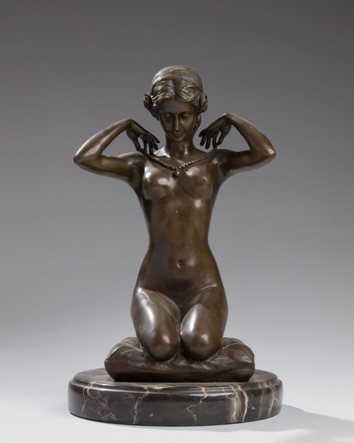 Null 保罗-庞萨尔（1882-1915）后
调整项链的跪姿裸女
橄榄绿青铜
签名
白色纹理大理石底座
 高度：31 厘米