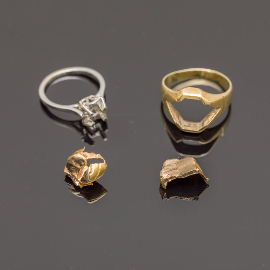 Null 由黄金和白金（750‰）组成的拍品： 

- 戒指镶嵌。指环：52。重量：2.9 克。 

- 牙科黄金项链。重量：3.1 克。 

附有一枚 14K&hellip;