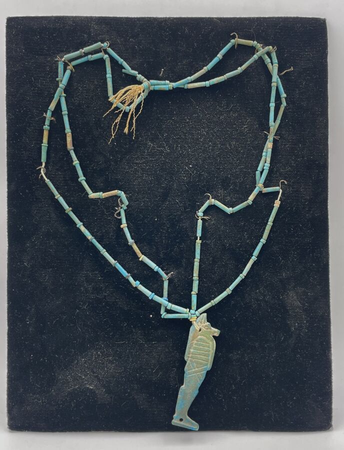 Null Neu zusammengesetzte Halskette, verziert mit einem Amulettplättchen, das Do&hellip;