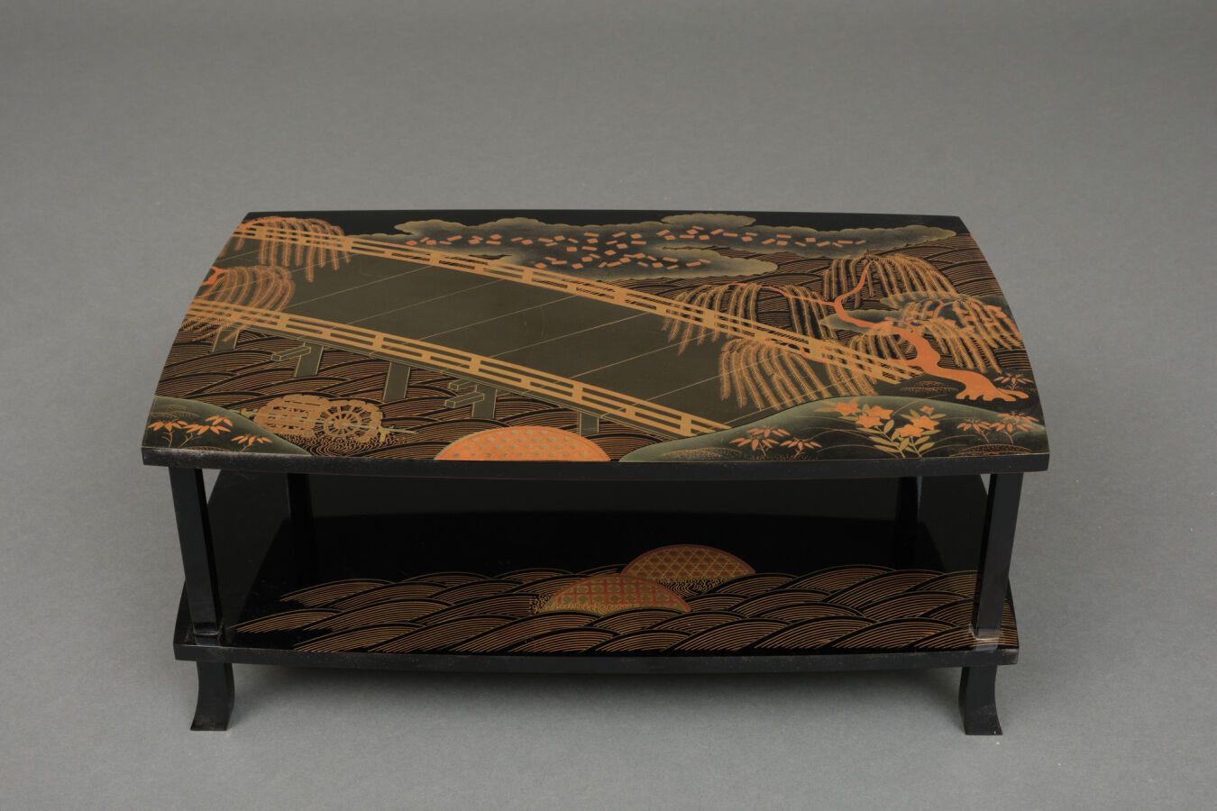Null JAPON - XXème siècle 
Table à écrire quadripode à deux niveaux en bois laqu&hellip;