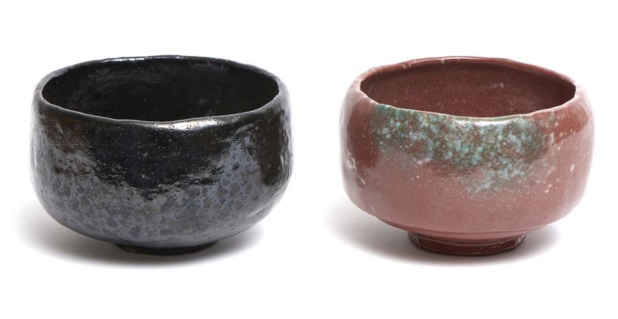 Null Lot de deux bols à thé de style raku (chawan) dans des boîtes; un bol marro&hellip;