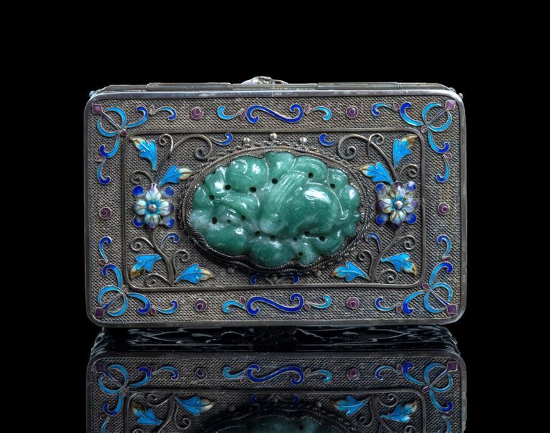 Null SILVER BOX
China, 20th century period
Quadrangular, with rounded corners, i&hellip;