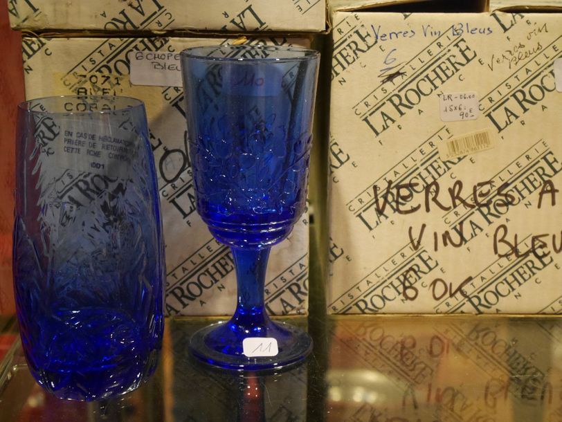 Null 12 verres et 12 choppes en verre bleu Cristallerie La Rochère