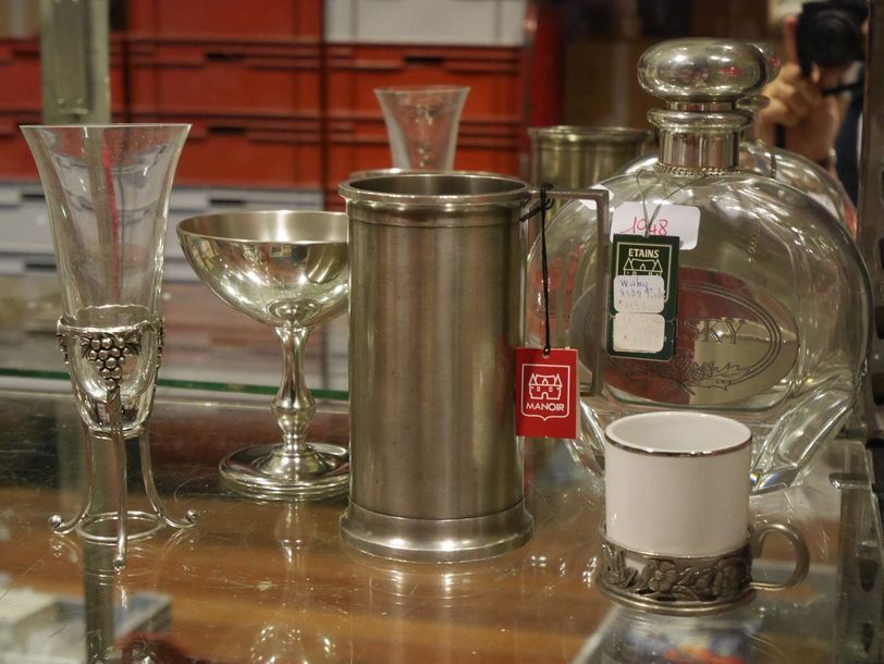 Null Carafe a whisky , flûtes sur pied , coupelles , tasses à café étains de la &hellip;