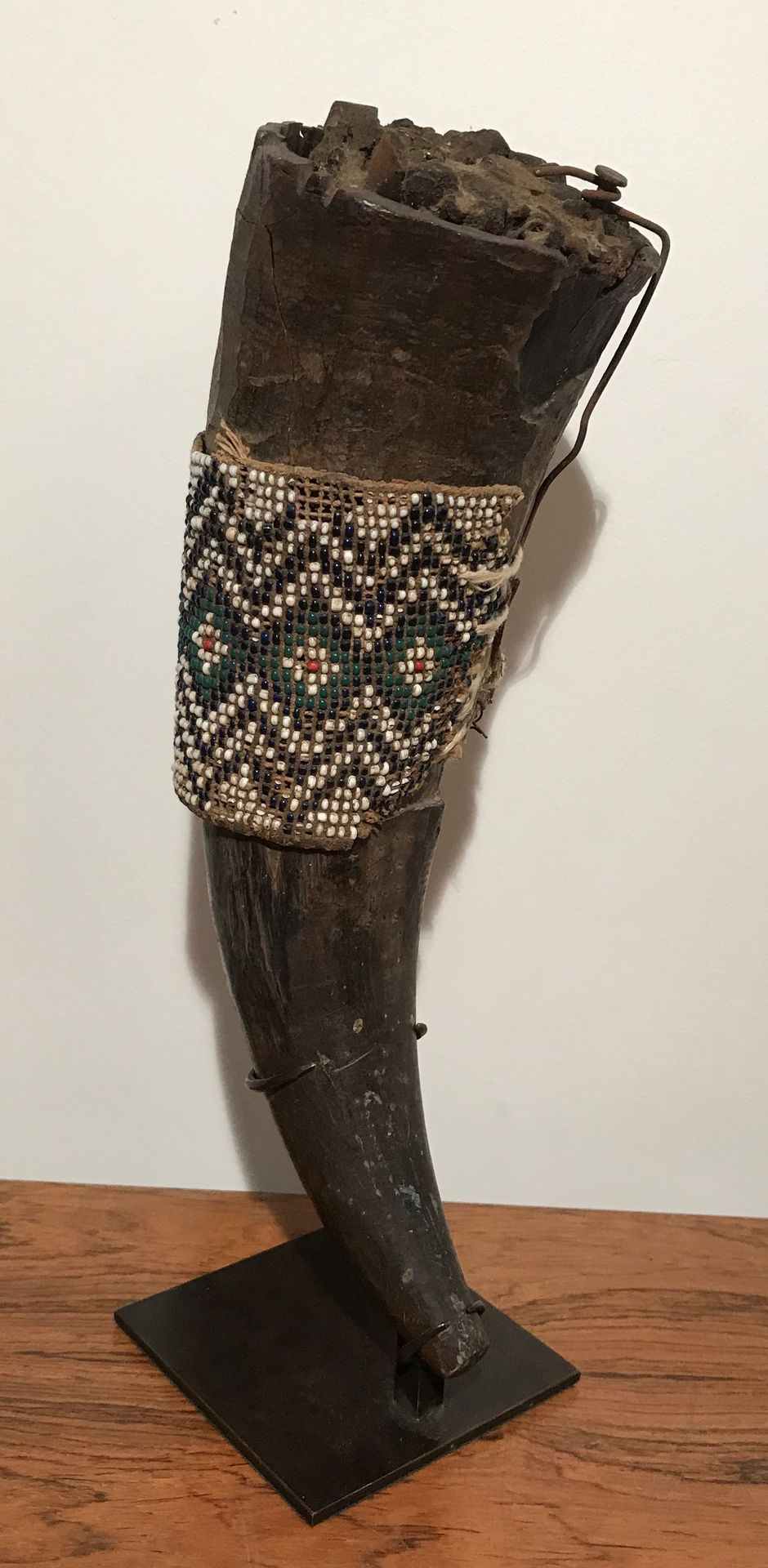 Null Fetish horn decorated with damaged beading work. Madagascar. 
H.: 27 cm.