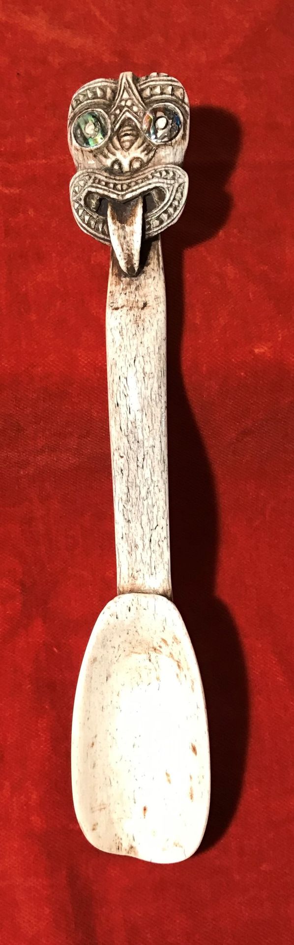 Null Cuillère en os (artisanat). Peuple Maori. Nouvelle Zélande. 
L. : 24 cm.