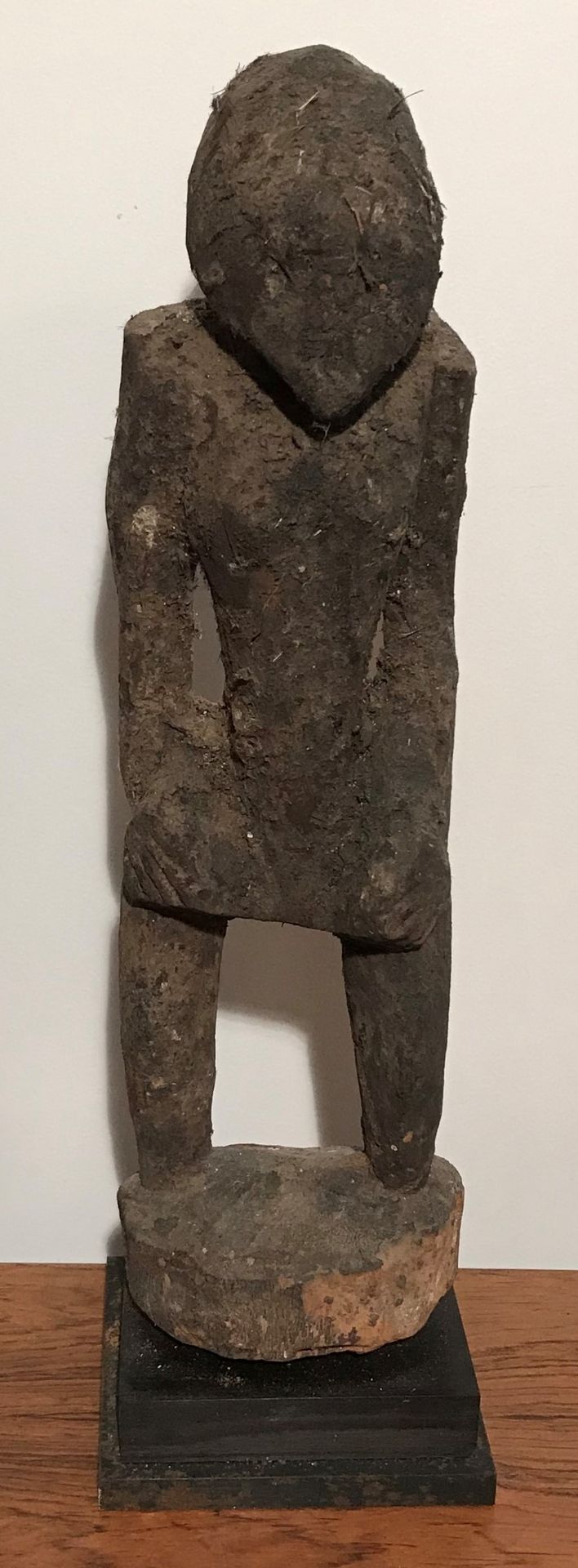 Null 木质雕像，有祭祀的铜锈。Karaboro People.
布基纳法索。
H.: 32 cm.