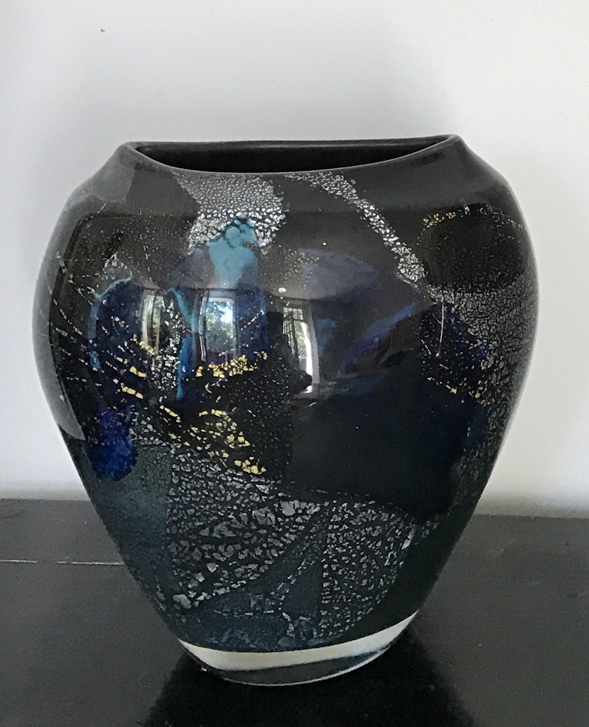 Xavier de MIRBECK (né en 1947). Vase à panse aplatie en verre bleu marbré à pail&hellip;